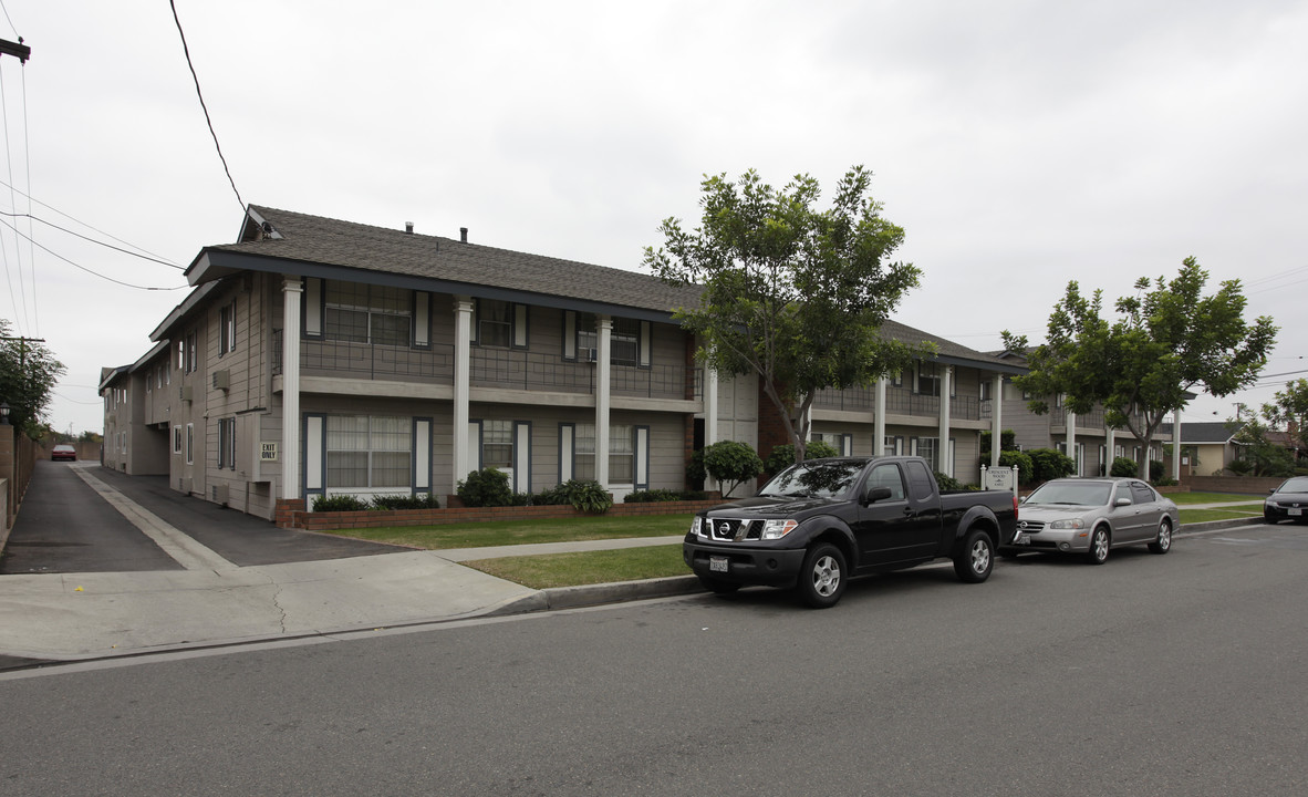 Crescentwood Apartments in Buena Park, CA - Building Photo