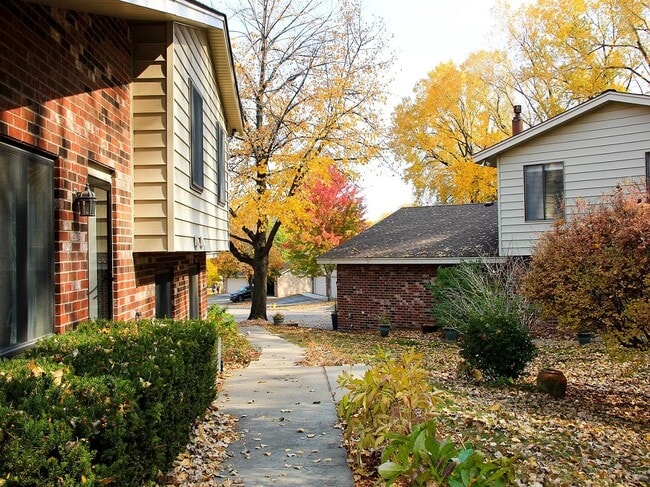 9720 Cimarron Cir in Hopkins, MN - Foto de edificio - Building Photo