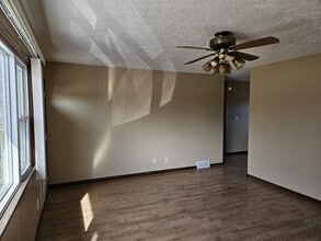 1310 W Dakota St in Fremont, NE - Building Photo - Building Photo