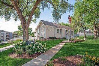 Grover Square Apartments in Omaha, NE - Building Photo - Building Photo