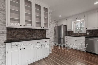 1331 SW Horizon Dr in Blue Springs, MO - Building Photo - Building Photo