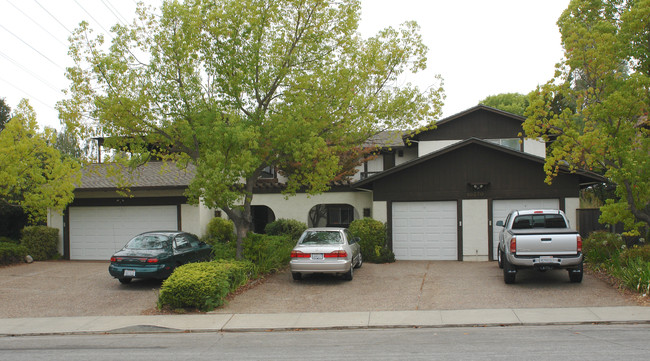 10370 Alpine Dr in Cupertino, CA - Foto de edificio - Building Photo