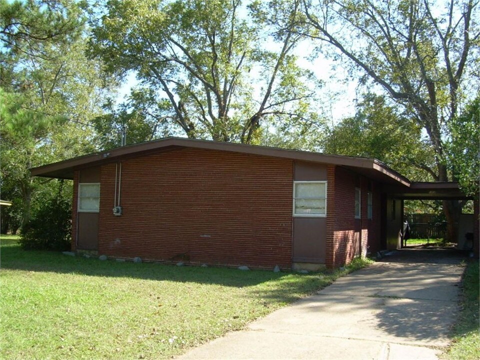 1908 Skylane Dr in Albany, GA - Foto de edificio