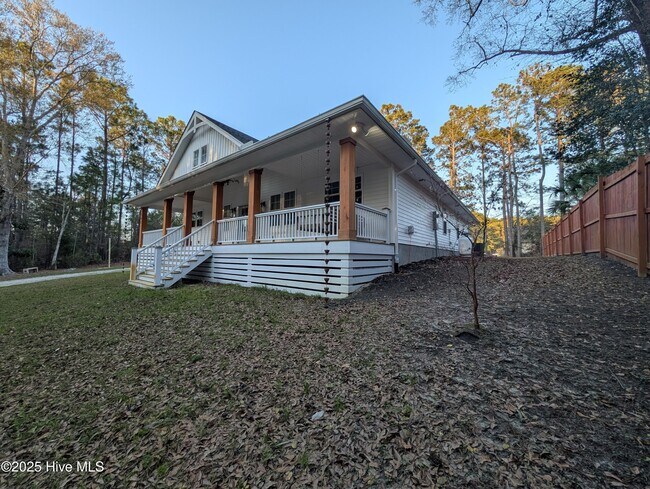 102 N Kingfisher Ln in Hampstead, NC - Foto de edificio - Building Photo