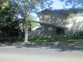 Home Crest Townhomes in Stockton, CA - Building Photo - Building Photo