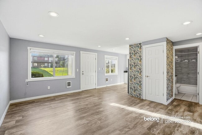 20024 30th Ave S in Seatac, WA - Foto de edificio - Building Photo