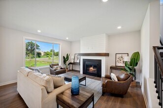 12794 Edison St NE in Blaine, MN - Foto de edificio - Building Photo