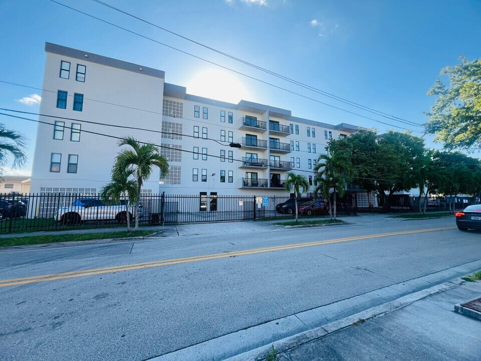 6950 W 6th Ave in Hialeah, FL - Building Photo