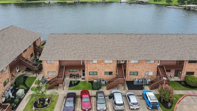 801 River Rd in Montgomery, TX - Foto de edificio - Building Photo