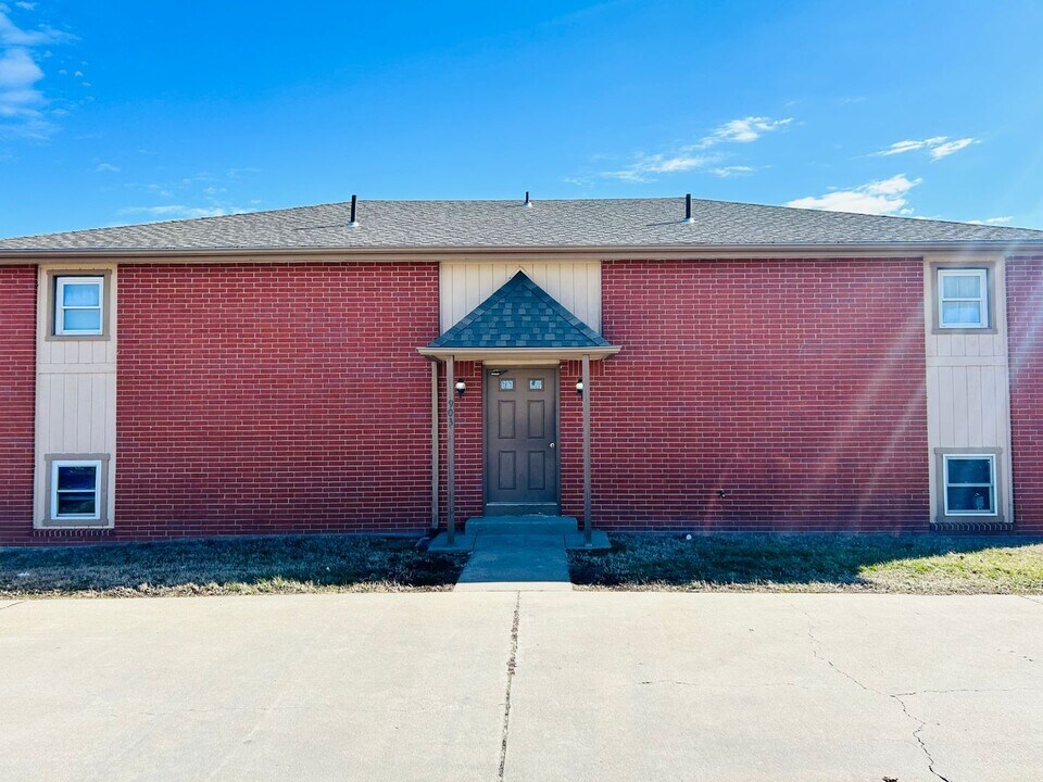 903 Windwood Dr in Junction City, KS - Foto de edificio