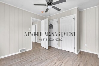 This beautifully updated 2-bedroom, 1-bath single-family home is ready for move-in! in Detroit, MI - Foto de edificio - Building Photo