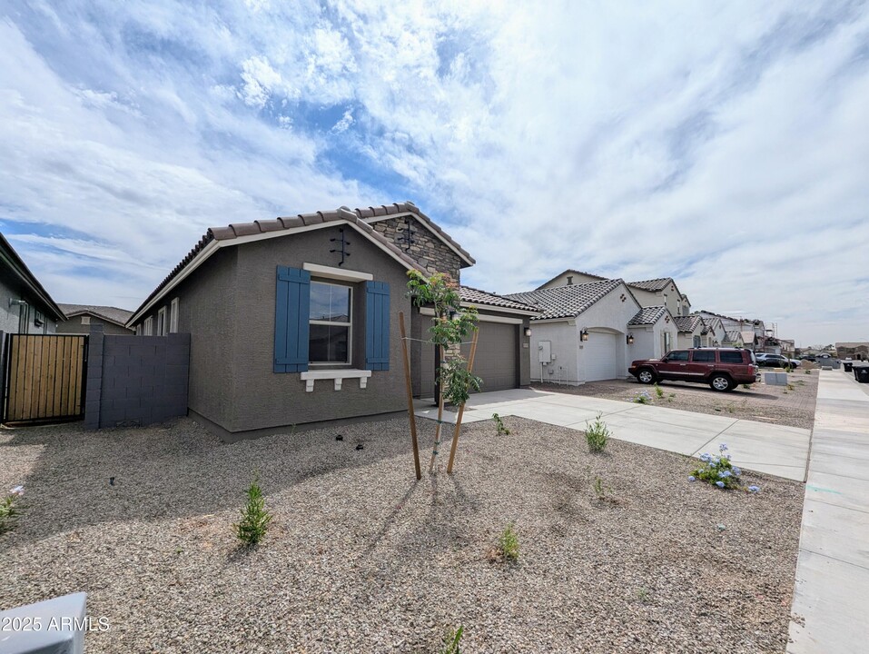 10163 W Amelia Ave in Avondale, AZ - Foto de edificio