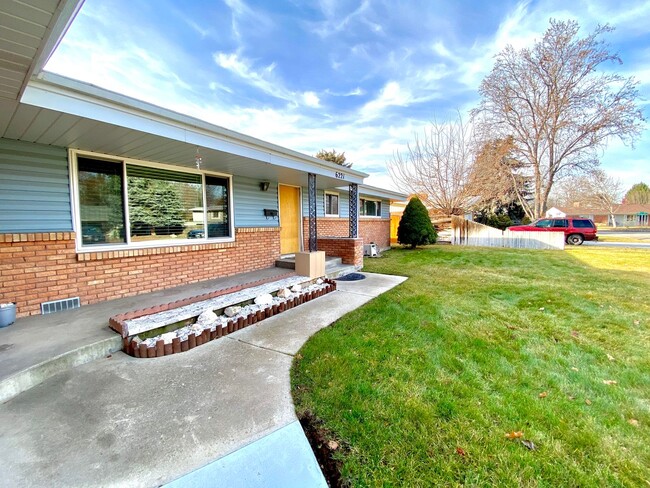 6221 Edgewater Dr in Boise, ID - Foto de edificio - Building Photo