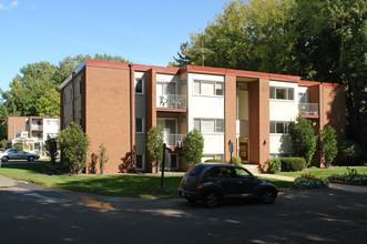 Wayzata Terrace Apartments in Wayzata, MN - Foto de edificio - Building Photo