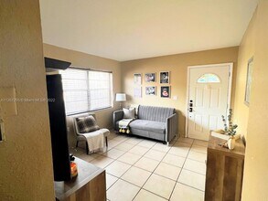 2270 W 54th Pl, Unit 2 in Hialeah, FL - Foto de edificio - Building Photo