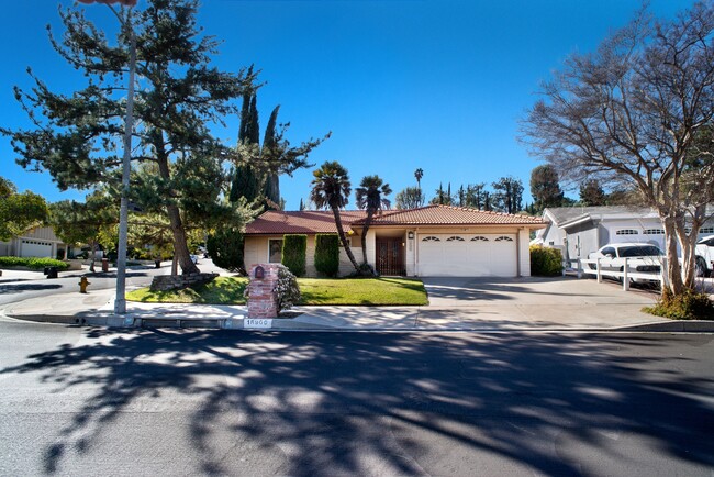 18900 Kirkcolm Ln in Los Angeles, CA - Building Photo - Building Photo