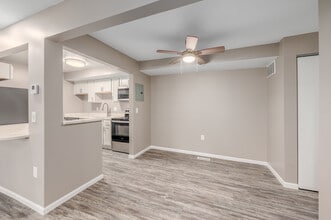 Oxford Court in Rocky River, OH - Foto de edificio - Interior Photo