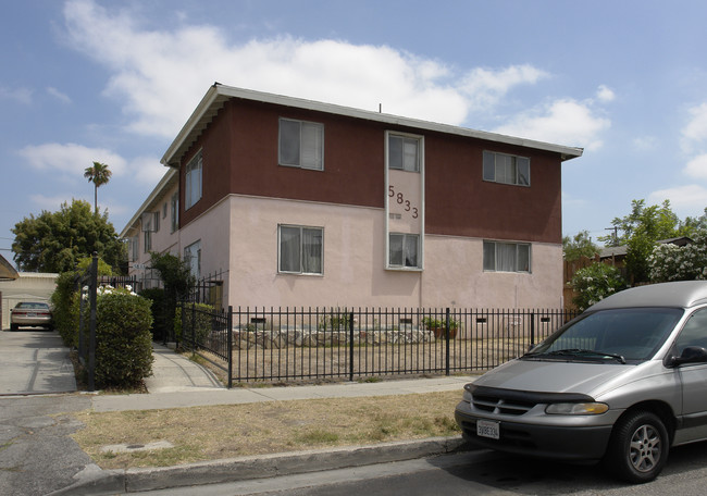 5833 Willoughby Ave in Los Angeles, CA - Building Photo - Building Photo