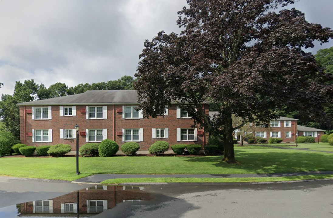 11 Captain Parker Arms, Unit 24 in Lexington, MA - Foto de edificio