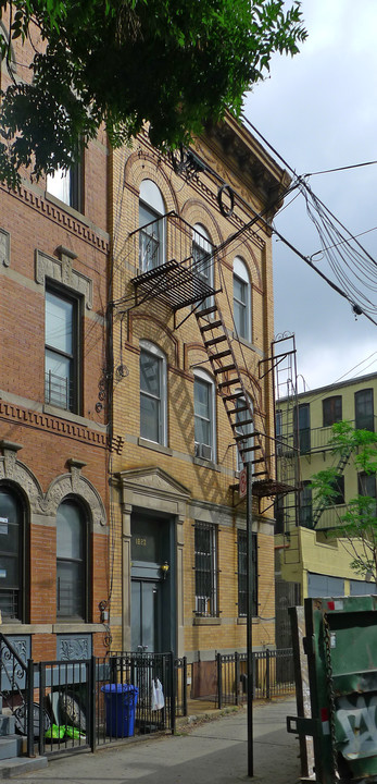 1823 Bleecker St in Ridgewood, NY - Building Photo