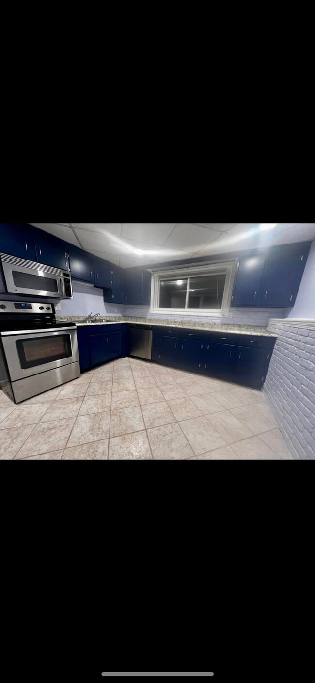 6 1/2 Floyd Rd, Unit B in Derry, NH - Foto de edificio - Building Photo