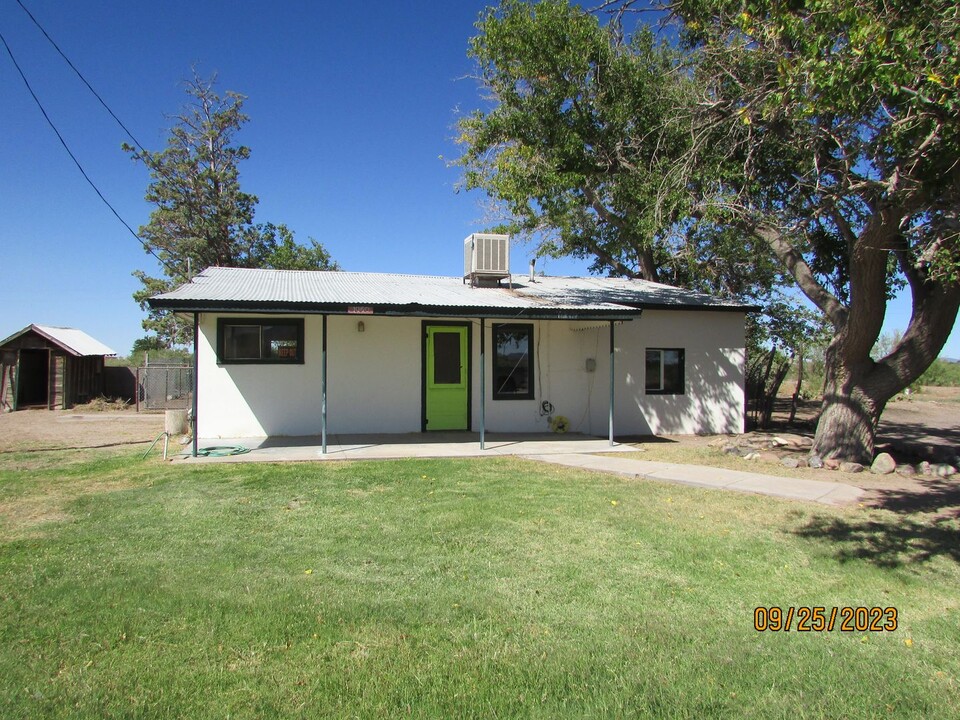 1060 Rockhound Rd SE in Deming, NM - Building Photo