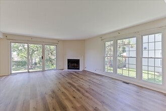 309 E Theodore Ln in Itasca, IL - Building Photo - Building Photo