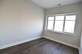 957 W Irving Park Rd in Chicago, IL - Foto de edificio - Building Photo