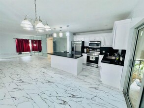 10850 W Flagler St in Miami, FL - Building Photo - Building Photo