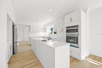 2000 Shore Acres Blvd NE in St. Petersburg, FL - Building Photo - Building Photo