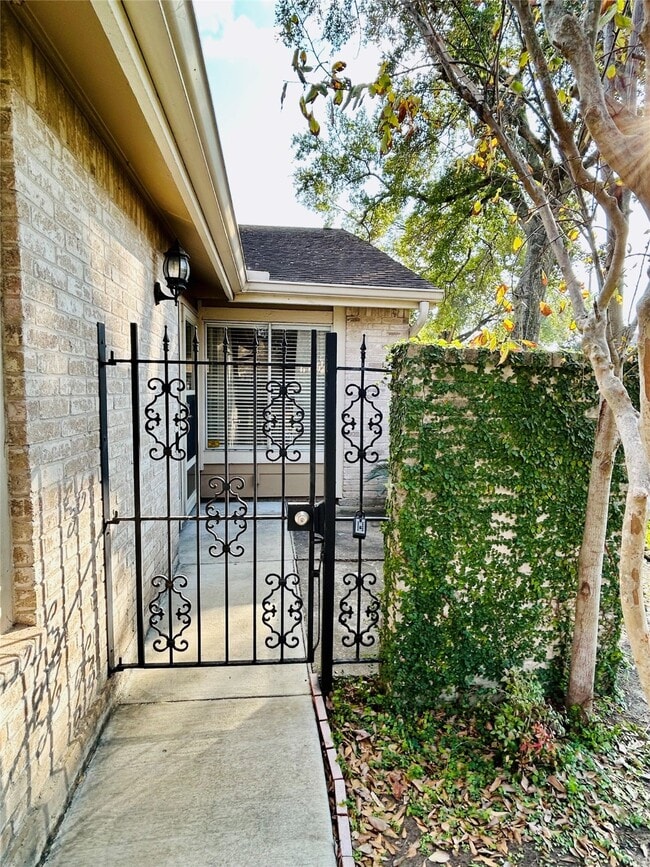 11699 Village Pl Dr in Houston, TX - Building Photo - Building Photo