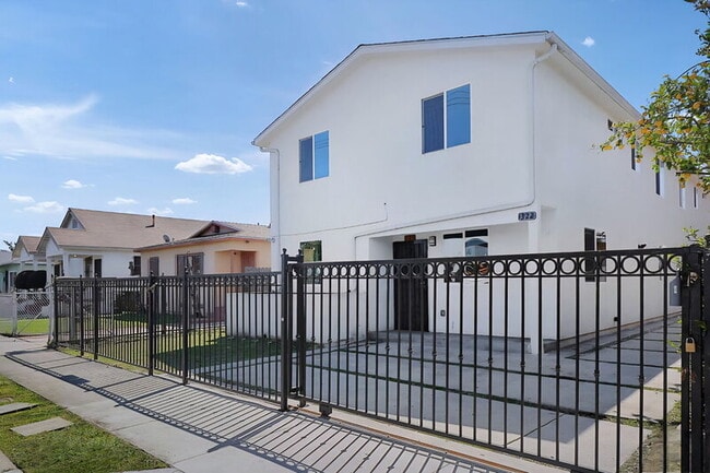 320 E 55th St in Los Angeles, CA - Building Photo - Building Photo
