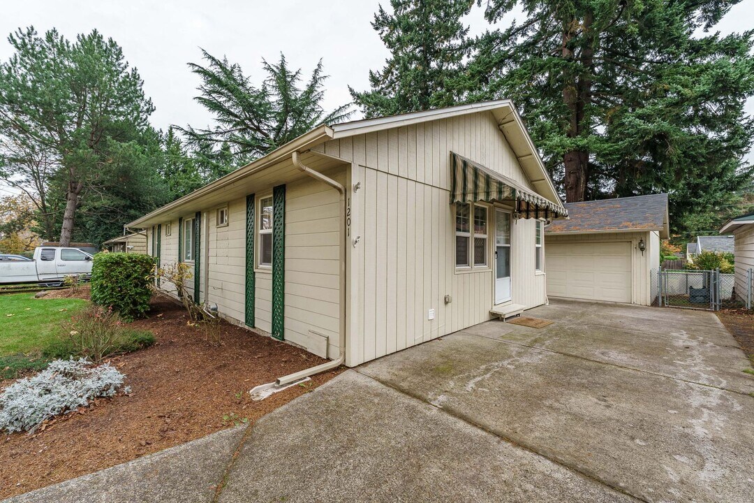 1201 Brandt Rd in Vancouver, WA - Building Photo