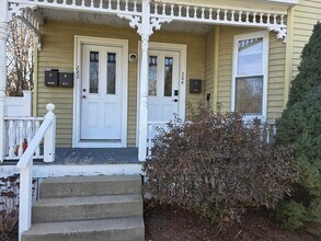 284 School St, Unit 1 in Whitman, MA - Building Photo - Building Photo