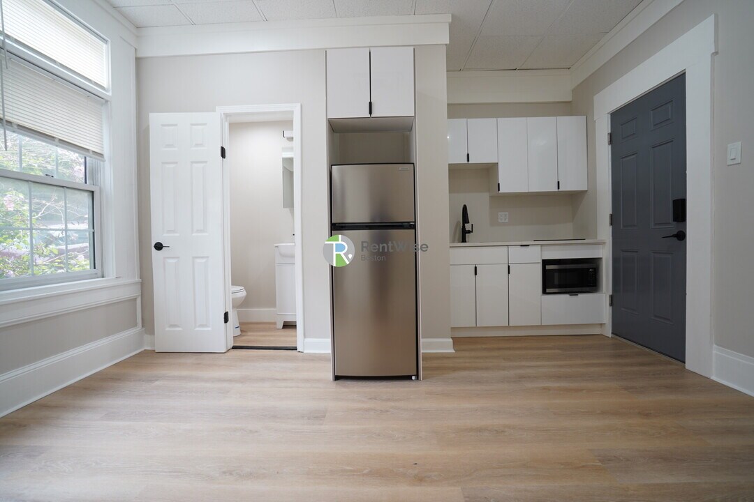 142 Dorchester St in Boston, MA - Building Photo