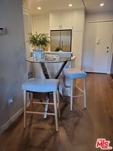 21500 Burbank Blvd-Unit -135 in Los Angeles, CA - Foto de edificio - Building Photo