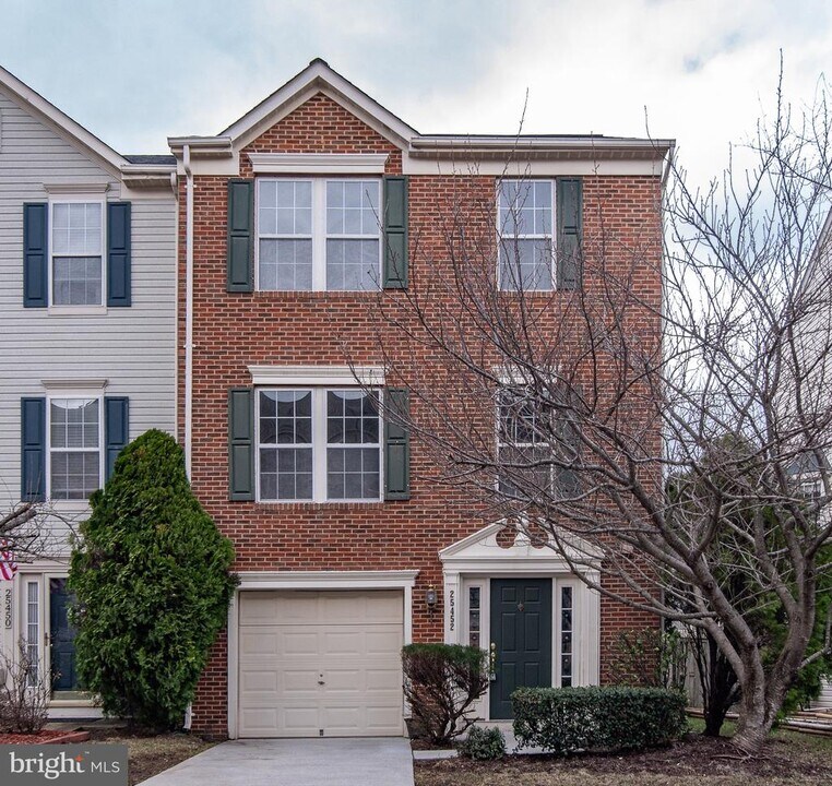 25452 Brickell Dr in Chantilly, VA - Building Photo