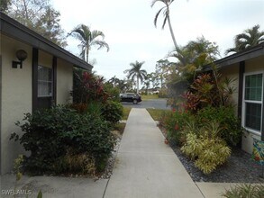 1007 Pine Isle Ln in Naples, FL - Foto de edificio - Building Photo