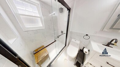 36 Shepard St, Unit #1 in Boston, MA - Foto de edificio - Building Photo