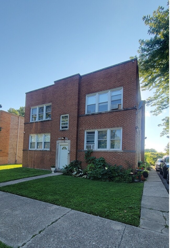 property at 6542 N Hoyne Ave