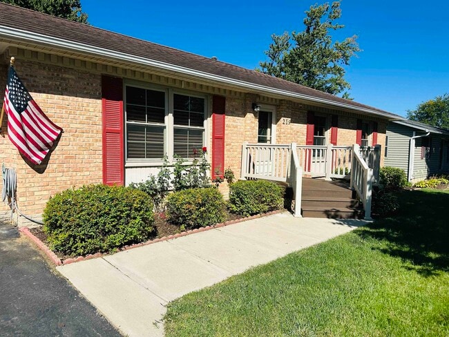 219 Palm Dr in Lena, IL - Building Photo - Building Photo
