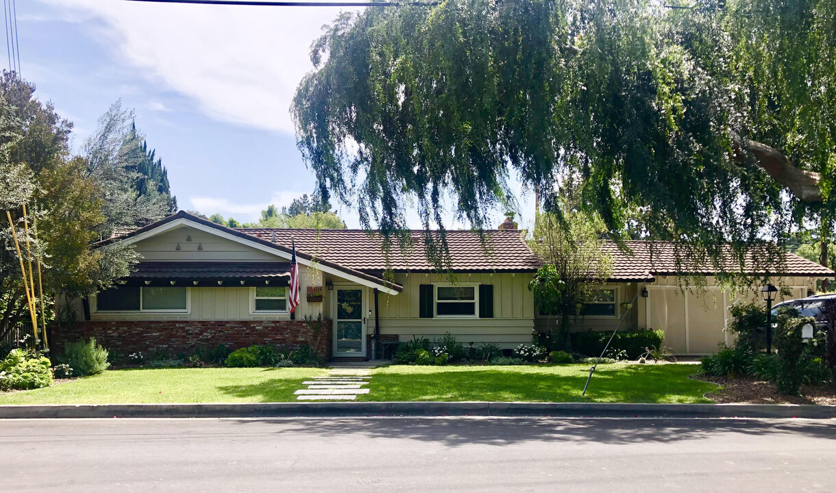 10304 Cliota St in Whittier, CA - Foto de edificio