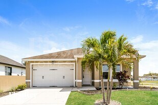 601 NW 17th Ave in Cape Coral, FL - Building Photo