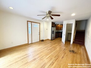 241 W 3rd St, Unit 2 in Boston, MA - Building Photo - Building Photo