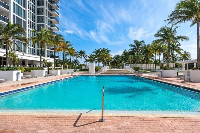 10275 Collins Ave in Bal Harbour, FL - Building Photo - Building Photo