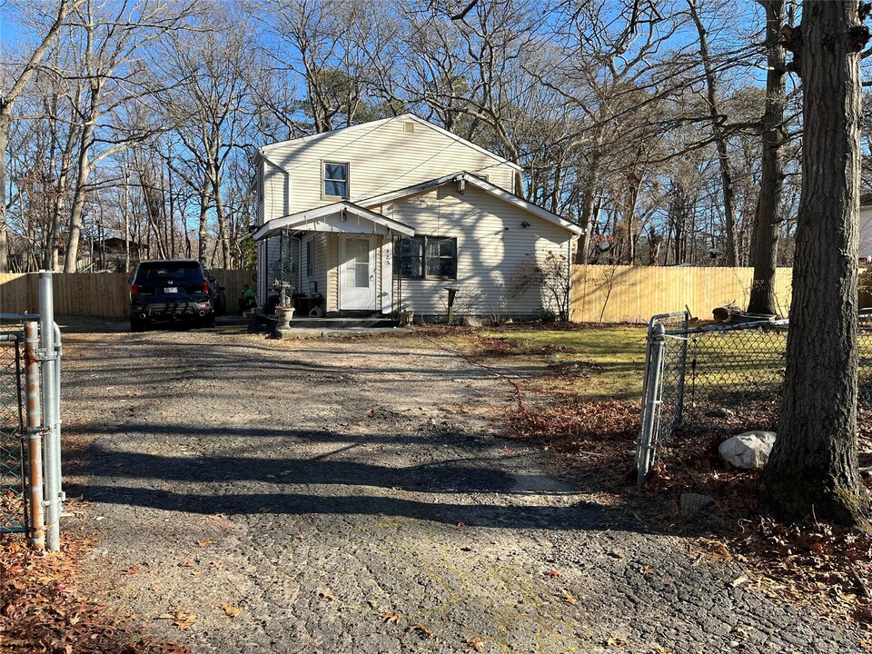 325 Middle Island Rd in Medford, NY - Building Photo