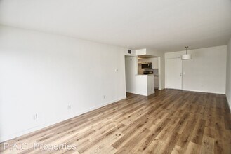 15007 Burbank Blvd in Los Angeles, CA - Building Photo - Building Photo