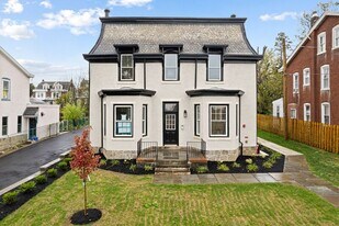 472 Roxborough Ave in Philadelphia, PA - Building Photo