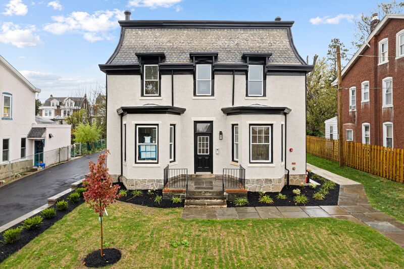 472 Roxborough Ave in Philadelphia, PA - Building Photo