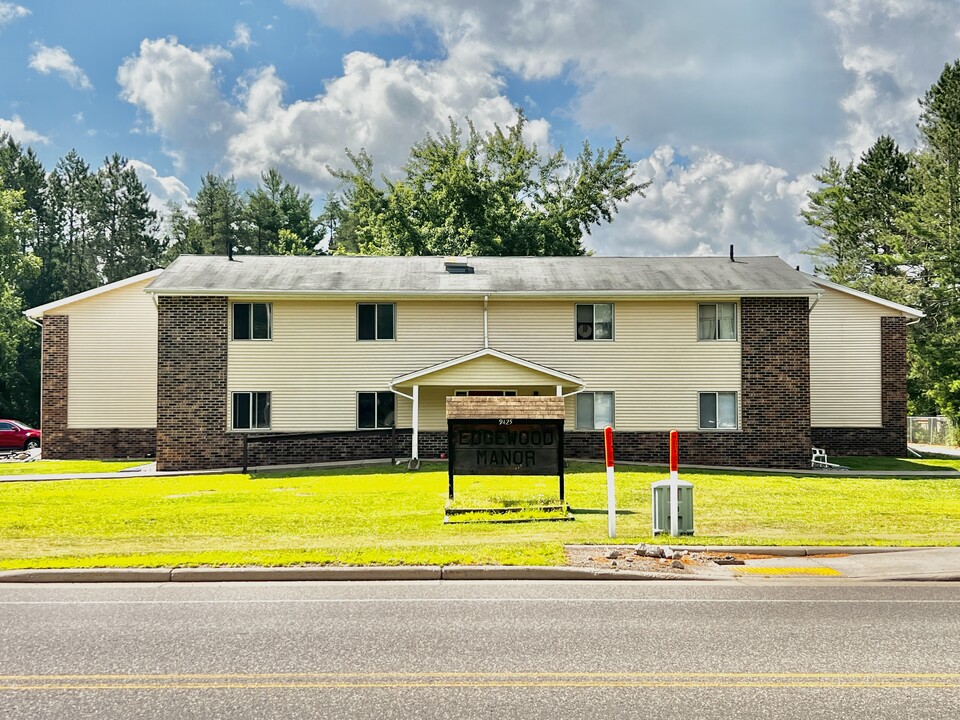 Edgewood Manor in Minocqua, WI - Foto de edificio